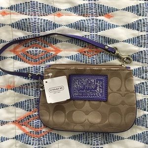 NWT💜Coach Wristlet💜